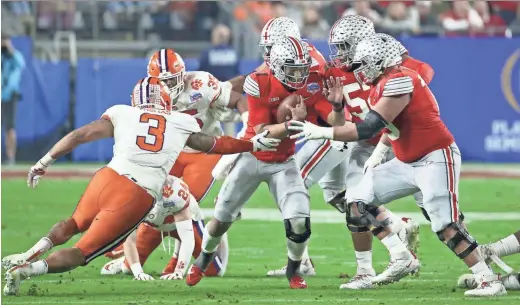  ?? DARRYL WEBB/SPECIAL FOR THE REPUBLIC ?? Ohio State’s Justin Fields (1) attempts to get past Clemson defensive end Xavier Thomas (3).