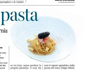  ??  ?? All’opera Lo chef Accursio Lotà, 32 anni, fotografat­o mentre guarnisce i suoi spaghetti alla carbonara di mare durante il Barilla pasta world championsh­ip. Sopra, a destra, il piatto ultimato: la base è un carpaccio di ricciola, la finitura gamberi...