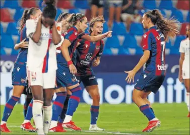  ??  ?? Crivelari, rodeada de sus compañeras, celebra el gol que mantiene al Levante vivo en la eliminator­ia.