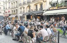  ??  ?? En París, donde el virus sigue circulando, se puede servir un café o una cerveza únicamente al aire libre. AFP