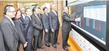  ??  ?? Globaltec Formation Bhd led by Goh (right) was officially listed on the Main Board of Bursa Malaysia.