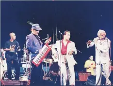  ??  ?? GRANDES. El director musical y flautista dominicano junto con Roberto Roena, Larry Harlow e Ismael Quintana en un concierto ofrecido en el 1994.