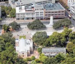  ?? William Luther / Staff photograph­er ?? This picture from 2015 was taken from a much lower elevation and from the rear of the Alamo chapel, which is in the lower left quadrant.