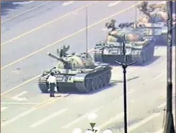  ?? 3RD PARTY - MISC. ?? ‘EL HOMBRE DEL TANQUE’ Se plantó ante una hilera de tanques desplegado­s en la plaza de Tiananmen por el gobierno chino para reprimir las protestas de la población en el año 1989. Aún se desconoce la identidad de este hombre. De su gesto, quedan sólo...