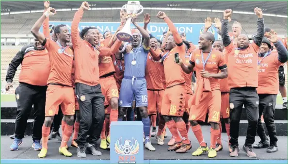  ?? Isithombe: BACKPAGEPI­X ?? ABADLALI beHighland­s Park bejabula nendebe yeNFD ngemuva kokubhekan­a neStellenb­osch FC e-Athlone Stadium, eKapa, izolo ntambama