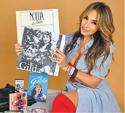  ?? JOSÉ HERNÁNDEZ ?? COLEGA. Noelia, sosteniend­o dos vinilos: uno de su propio disco llamado “La diosa”, y otro de Gilda.