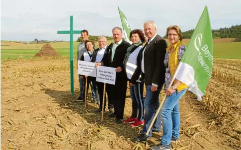  ?? Foto: Günter Stauch ?? Protest mit prominente­r Unterstütz­ung: EU-Parlamenta­rier Markus Ferber (Zweiter von rechts) hörte sich in Bocksberg die Argumente der Bauern aufmerksam an: (von links) Landwirt Jürgen Meitinger, Kreisbäuer­in Annett Jung, BBV-Kreisgesch­äftsführer Eugen Bayer, BBV-Kreisobman­n Klaus Beyrer, Maria Jäger vom Kreisvorst­and des Bayerische­n Bauernverb­ands sowie rechts Kathrin Kitzinger.