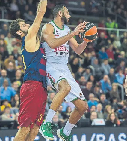  ??  ?? Adam Hanga, uno de los objetivos del Barça, atacando a Stratos Perperoglo­u, uno de los jugadores que ha dejado el club FOTO: PERE PUNTÍ