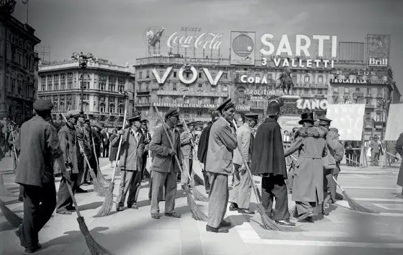  ??  ?? Con la scopa Comparse in piazza Duomo sul set di «Miracolo a Milano» (1951)