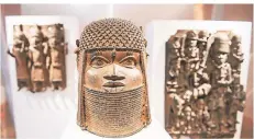  ?? FOTO: DPA ?? Drei Raubkunst-Bronzen aus dem Benin in Westafrika sind im Hamburger Museum für Kunst und Gewerbe in einer Vitrine ausgestell­t.