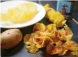  ?? Foto: Pohl ?? Superknusp­rig und gesund: Mikrowelle­n-chips.Selbstgema­chte