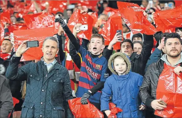  ?? TONY OBRIEN / REUTERS ?? Fiesta del fútbol en el Emirates Stadium, donde no faltaron camisetas del Barça, incluso en la grada de la afición local