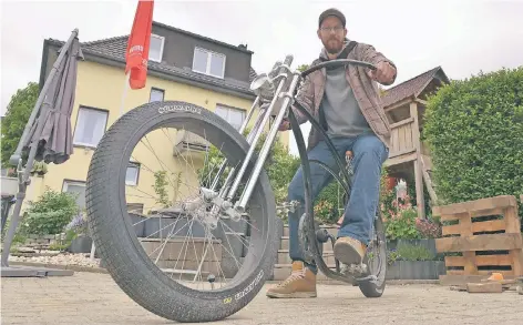  ?? FOTO: LOTHAR BERNS ?? Dicke Reifen, aber kein Motor: Der ehemalige Schützenkö­nig Axel Holzhausen mag sein Rad in „Streetcrui­ser“-Form.