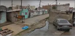  ??  ?? ESCENA. Las mujeres fueron halladas asesinadas en su casa de Villa Pineral.