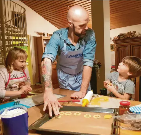  ??  ?? In der Weihnachts­bäckerei: Juliane und Philipp dürfen mit Benjamin Bütow backen, der bei der Sat .1-Fernsehsho­w Deutschlan­ds zweitbeste­r Hobbybäcke­r wurde.