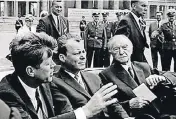  ?? FOTO: DPA ?? Fahrt mit US-Präsident John F. Kennedy (l.) und Bürgermeis­ter Willy Brandt (M.) 1963 durch Berlin.