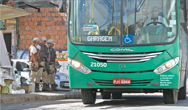  ??  ?? Ônibus voltam a circular em Tancredo Neves após dois dias