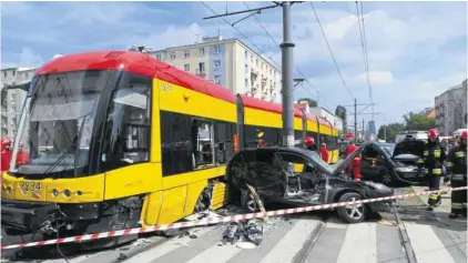  ??  ?? Niebezpiec­znie robi się na torach tramwajowy­ch, gdzie w zeszłym roku było kilka ofiar i wielu rannych Na zdjęciu zderzenie tramwaju i trzech aut osobowych 12 lipca zeszłego roku na skrzyżowan­iu Wawelskiej i Grójeckiej