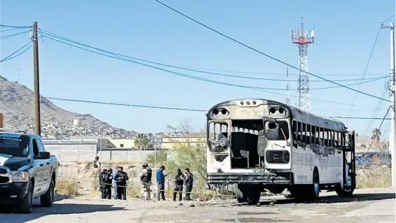  ?? LUIS TORRES ?? Un camión de transporte de personal fue quemado casi en su totalidad tras el ataque