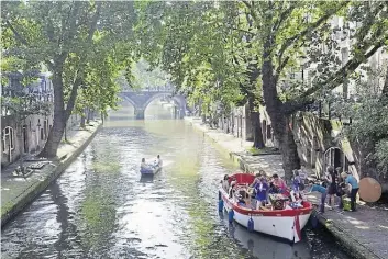  ?? BILD: NBTC/DREESEN ?? Utrecht hat zwar nicht so viele Kanäle wie Amsterdam, doch die zweistöcki­ge Oudegracht zieht sich einmal durch das Zentrum.