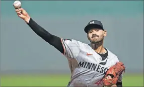  ?? ?? El venezolano Pablo López lanza en la primera entrada del juego ante los Reales de Kansas City. A la izquierda, José Treviño, de los Yanquis de Nueva York, retira en home al hondureño Mauricio Dubón, de los Astros