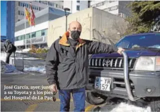  ?? GUILLERMO NAVARRO ?? José García, ayer, junto a su Toyota y a los pies del Hospital de La Paz