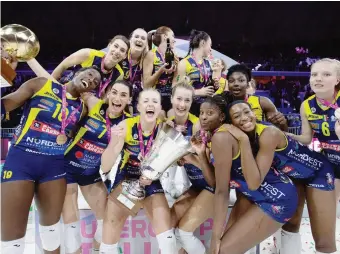  ?? GALBIATI-RUBIN ?? Foto di gruppo per Conegliano con la Supercoppa. La prima a sinistra è Paola Egonu col trofeo di Mvp