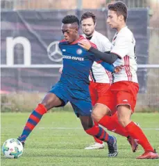  ?? FOTO: PETER SCHLIPF ?? Die TSG II (blaues Trikot) schnappt sich den Derbysieg gegen Bettringen II.