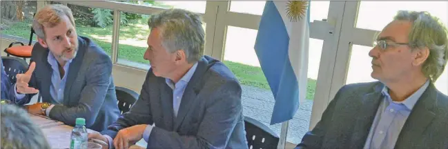  ?? FOTOS:TELAM ?? OLIVOS. Macri mantuvo ayer a última hora una reunión ampliada de ministros. Trató de incluirlos en el grupo que tomó medidas importante­s, como el acuerdo con el FMI.