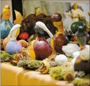  ?? ?? 2- Une crèche réalisée avec les cougourdon­s d’un jardin carnolésie­n !