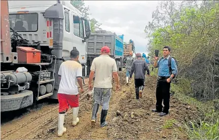  ?? NÉSTOR MENDOZA / EXPRESO ?? Abandono. Pese a tener una alta demanda de tráfico pesado, así lucen las vías hacia las comunas de Progreso. (foto de la última época invernal).