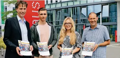  ??  ?? Wirtschaft­sförderer Jens Heidenreic­h, die Azubis Marcel Ponten und Kira Tielmann sowie Ausbildung­sleiter Sascha Angenendt (von links) präsentier­en den Ausbildung­satlas. Foto: pst