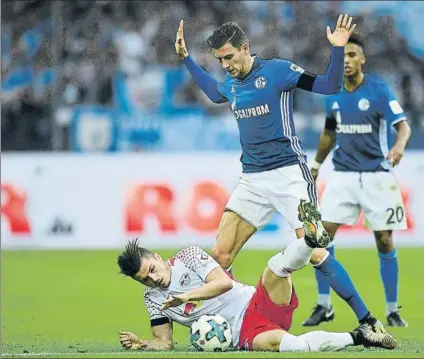  ?? FOTO: EFE ?? Leon Goretzka, de pie ante Marcel Sabitzer (Leipzig), gusta mucho en Can Barça. El medio del Schalke mide 1,89 m. y tiene 22 años