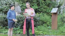  ?? FOTO: SANDRA HÄUSLER ?? Pfarrer Ekkehard Baumgartne­r (rechts) segnete die beiden neuen Stelen auf dem Hedinger Friedhof. Hier mit Praktikant Luis Leich an der Stele für die Gorheimer Franziskan­er.