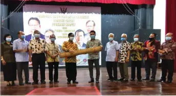  ??  ?? Kapit District Officer Cerisologo Sabut (sixth right) presents a ra an mat to Jamit.