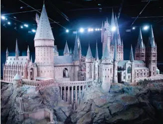  ??  ?? EL CASTILLO DE HOGWARTS El momento “¡oh, my God!” del tour The Making of Harry Potter.