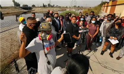  ?? Los Angeles Times/Rex/Shuttersto­ck ?? Carson residents gather beside the Dominguez Channel in late October for a press conference about the odor. Photograph: Carolyn Cole/