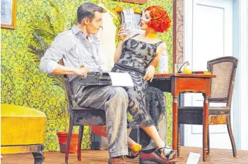  ?? Foto: Nik Schölzel/Theater Augsburg ?? „Cabaret“ist kein Musical-Spektakel, sondern enthält viele Spiel- und Gesangssze­nen, die einen kleineren Rahmen erfordern. Sebastian Baumgartne­r und Veronika Hörmann spielen in der Aufführung am Roten Tor das Liebespaar Clifford Bradshaw und Sally...