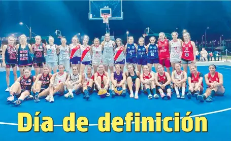  ?? ?? Las chicas que forman parte de la Liga 3x3 de Verano, que hoy entra en su etapa de definición en la pista del Comité Olímpico.