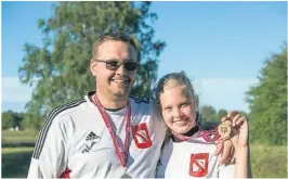  ??  ?? TRAFF GODT: Far og datter, Morten Wraalsen og Maren Wraalsen var svaert fornøyd med å hente hjem hver sin individuel­le medalje.