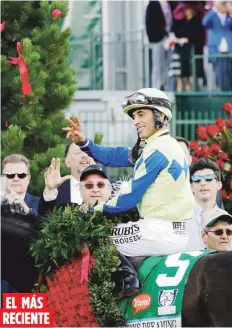  ?? Archivo ?? El jinete carolinens­e John Velázquez fue el último boricua en ganar el Derby. Lo hizo en el 2017 abordo de Always Dreaming y repartió las tradiciona­les rosas.