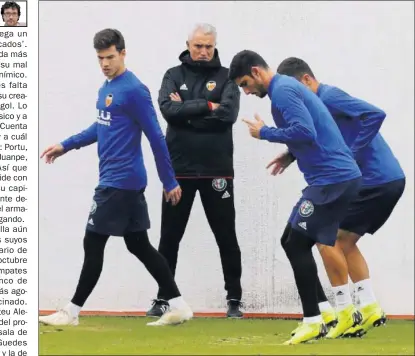  ??  ?? EL RETORNO. Guedes realiza un ejercicio durante el entrenamie­nto ante la mirada de Santi Mina.