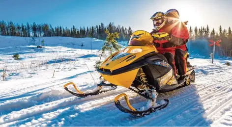  ?? FOTO: JARNO ARTIKKA/VISITKAREL­IA/DPA ?? Warm eingepackt geht es mit dem Motorschli­tten durch die eisige Winterland­schaft Kareliens an der Grenze zu Finnland.