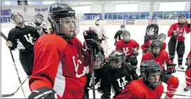  ?? Stuart Gradon, Calgary Herald ?? Hayley Wickenheis­er, left, and her Dinos teammates practise earlier this week.