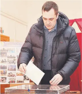  ?? ?? В день референдум­а Александр Субботин проголосов­ал в числе первых.