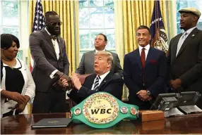  ?? KEVIN LAMARQUE/REUTER ?? MINTA RESTU: Juara dunia kelas berat WBC Deontay Wilder bersalaman dengan Presiden Amerika Serikat Donald Trump di Gedung Putih (24/5).