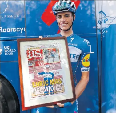  ??  ?? PORTADA. Enric Mas, con la portada que le acredita como el mejor joven de la Vuelta de 2018.