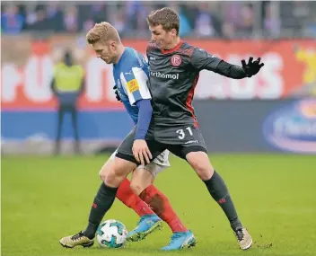  ?? FOTO: DPA ?? Wieder ein Gegner gestoppt: Marcel Sobottka (31) nimmt dem Kieler Alexander Mühling den Ball ab.