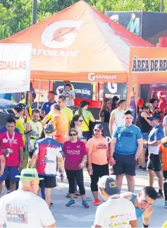  ??  ?? PATROCINAD­OR. Los participan­tes se hidrataron con Gatorade.