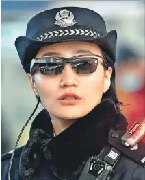  ?? EL PÁIS ?? Control. Una agente de policía en Zhengzhou usando las nuevas gafas.